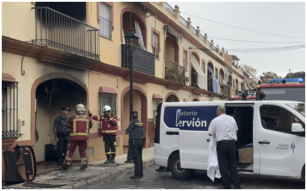 Familia muere tras explosión de celular que estaba cargando en la planta baja de su hogar; fuego los dejo atrapados