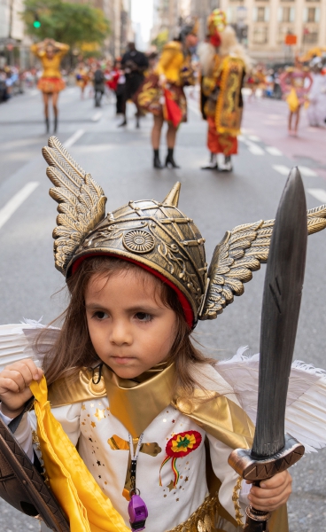 Una niña disfrazada participa en la 5a. Avenida de Nueva York