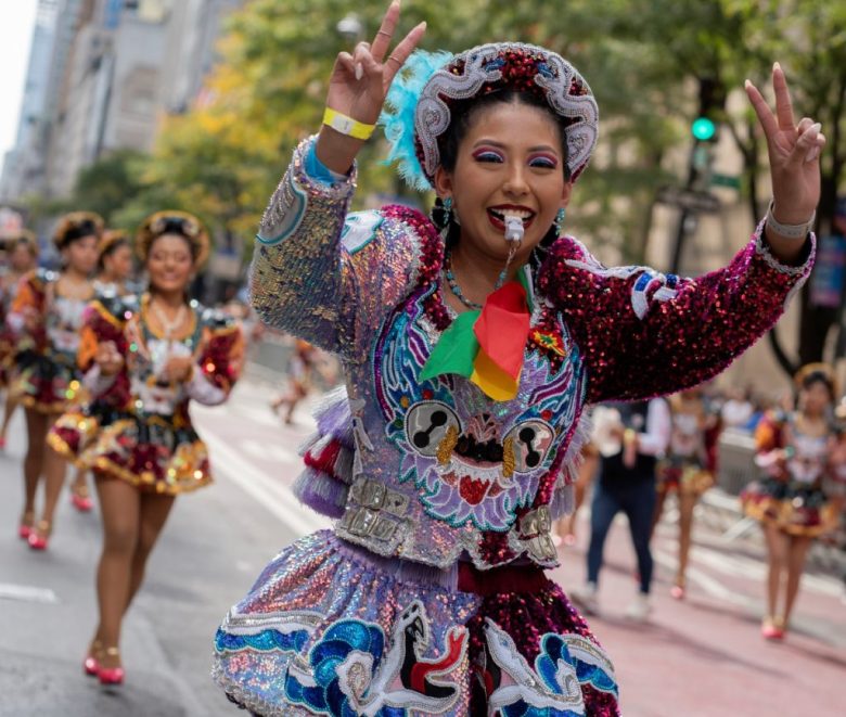 Varios niños y adultos que participaron en la 60a. edición del Desfile de la Hispanidad, ayer domingo en la Quinta Avenida de Nueva York