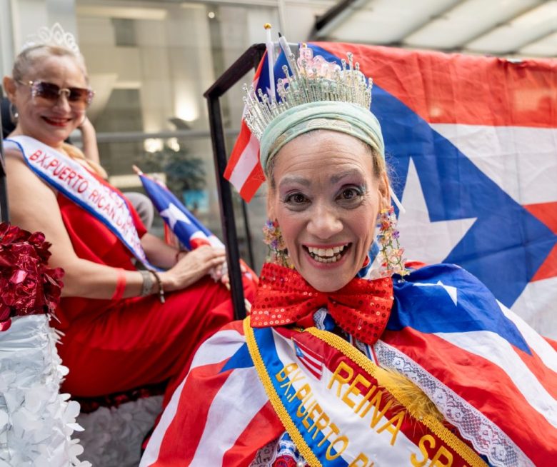 AME6840. NUEVA YORK (ESTADOS UNIDOS), 13/10/2024.- Dos mujeres desfilan con trajes típicos durante la edición 60 del Desfile de la Hispanidad, este domingo en Nueva York (Estados Unidos). EFE/ Angel Colmenares