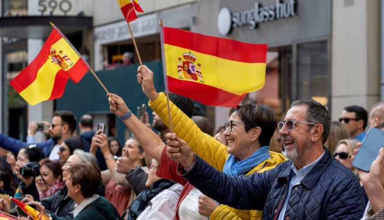 Arriba y a la derecha de estas líneas, mujeres con trajes típicos caminaron por la popular Quinta Avenida de Nueva York derrochando alegría, como parte del desfile número 60 para conmemorar el Día de la Hispanidad, ayer domingo en la Gran Manzana