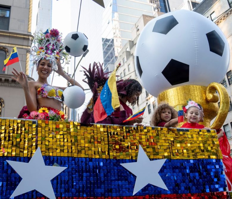 AME6840. NUEVA YORK (ESTADOS UNIDOS), 13/10/2024.- Fotografía de una comparsa de Venezuela durante la edición 60 del Desfile de la Hispanidad, este domingo en Nueva York (Estados Unidos). EFE/ Angel Colmenares