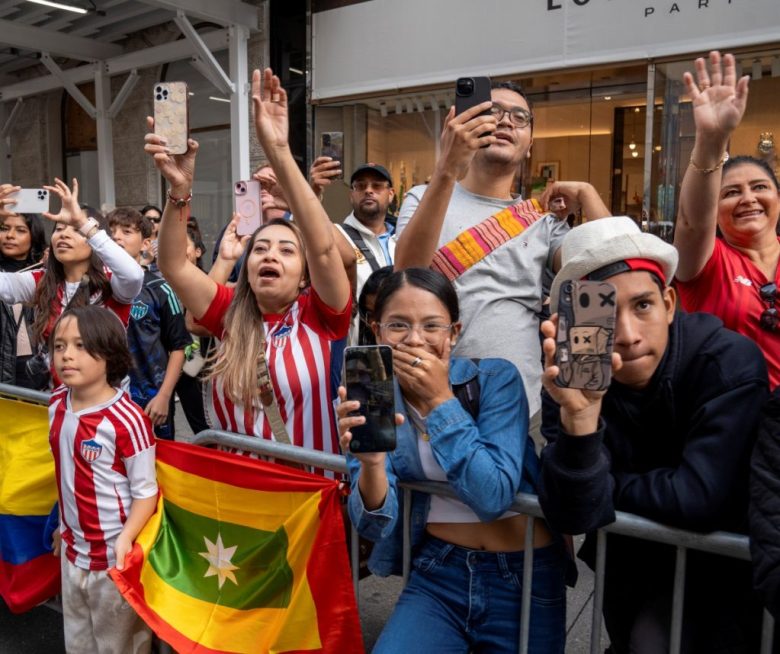 AME6840. NUEVA YORK (ESTADOS UNIDOS), 13/10/2024.- Personas asisten a la edición 60 del Desfile de la Hispanidad, este domingo en Nueva York (Estados Unidos). EFE/ Angel Colmenares