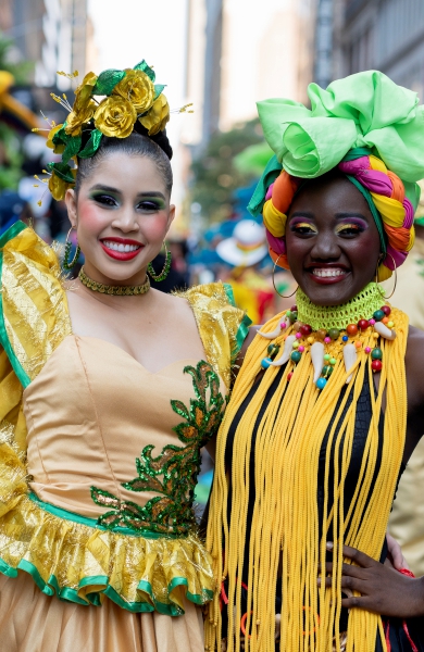 Otros dos aspectos de la participación en el Desfile por el Día de la Hispanidad en Nueva York, en el que numerosas personas se dieron cita para conmemorar la fecha y pasar un rato agradable de sana convivencia