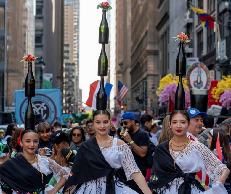 AME6840. NUEVA YORK (ESTADOS UNIDOS), 13/10/2024.- Tres mujeres desfilan con trajes típicos durante la edición 60 del Desfile de la Hispanidad, este domingo en Nueva York (Estados Unidos). EFE/ Angel Colmenares