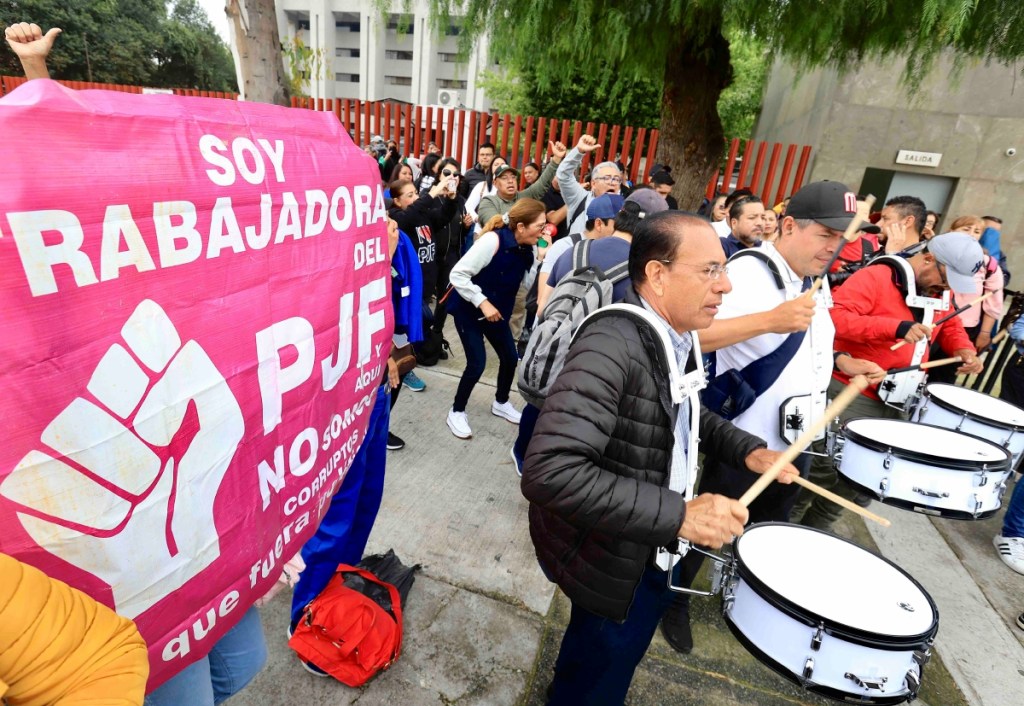 Aspectos de una protesta en pro del Poder Judicial, el martes pasado frente de la Cámara de diputados