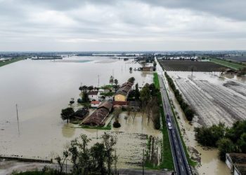 Fuertes lluvias e inundaciones en Italia con saldo de un muerto y 2,000 desalojados