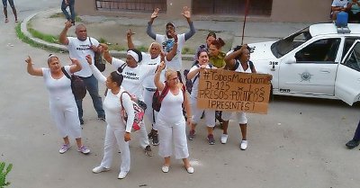 Manifestación del grupo disidente Damas de Blanco el domingo en calles de La Habana