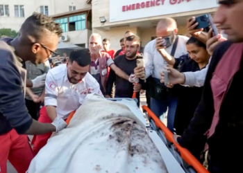 Horror en Gaza: “Oh Dios, es mi madre”, paramédico descubre a quién lleva