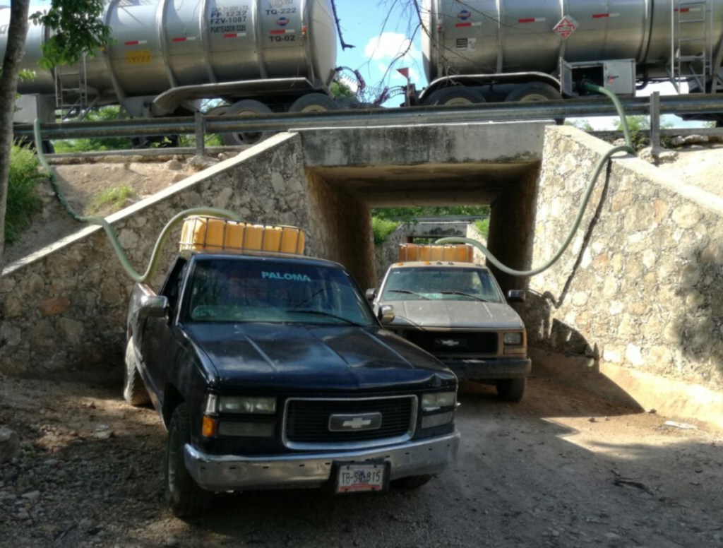 Una de las modalidades del huachicol o robo de combustible es mediante la “ordeña” de pipas de Pemex