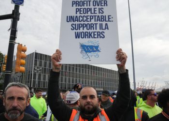 Huelga paraliza puertos en EE.UU.