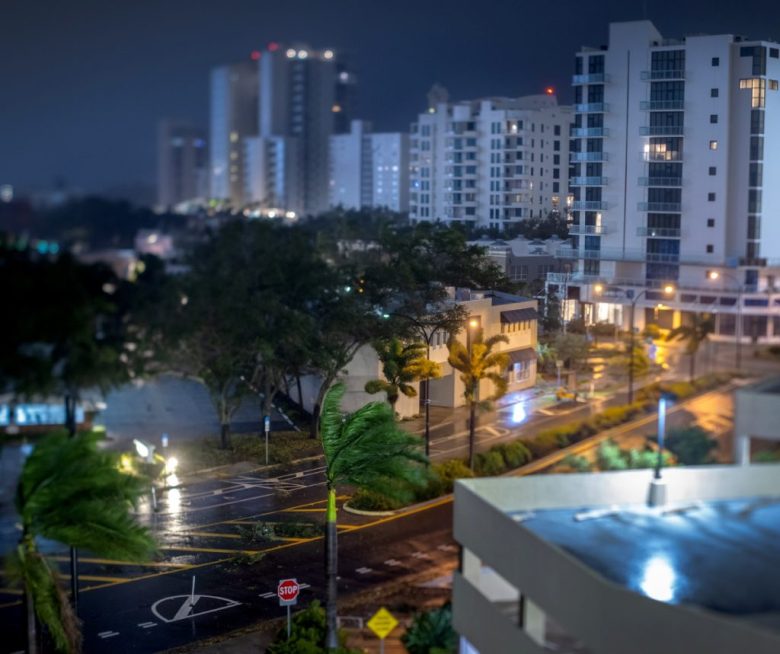 Sobre estas líneas y a la derecha, las ciudades de Sarasota anoche cuando se empezaban a sentir los potentes vientos del huracán “Milton”, que llegó con categoría 3 al estado de Florida