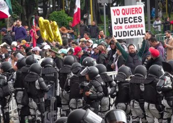 Empleados judiciales protestan contra una reforma mientras Claudia Sheinbaum jura como presidenta