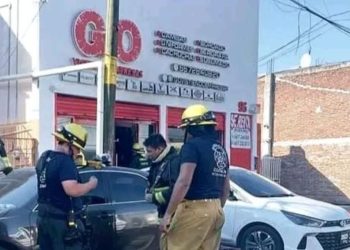 Incendian una tienda de ropa con los empleados adentro, en Culiacán