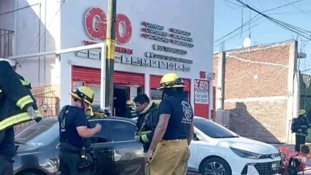 Un grupo de hombres le prendió fuego a una tienda de uniformes, con tres empleados adentro, en Culiacán, Sinaloa hoy