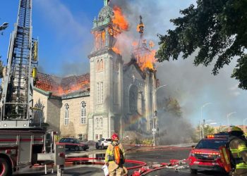 Incendio consume histórica iglesia de Notre Dame de Canadá