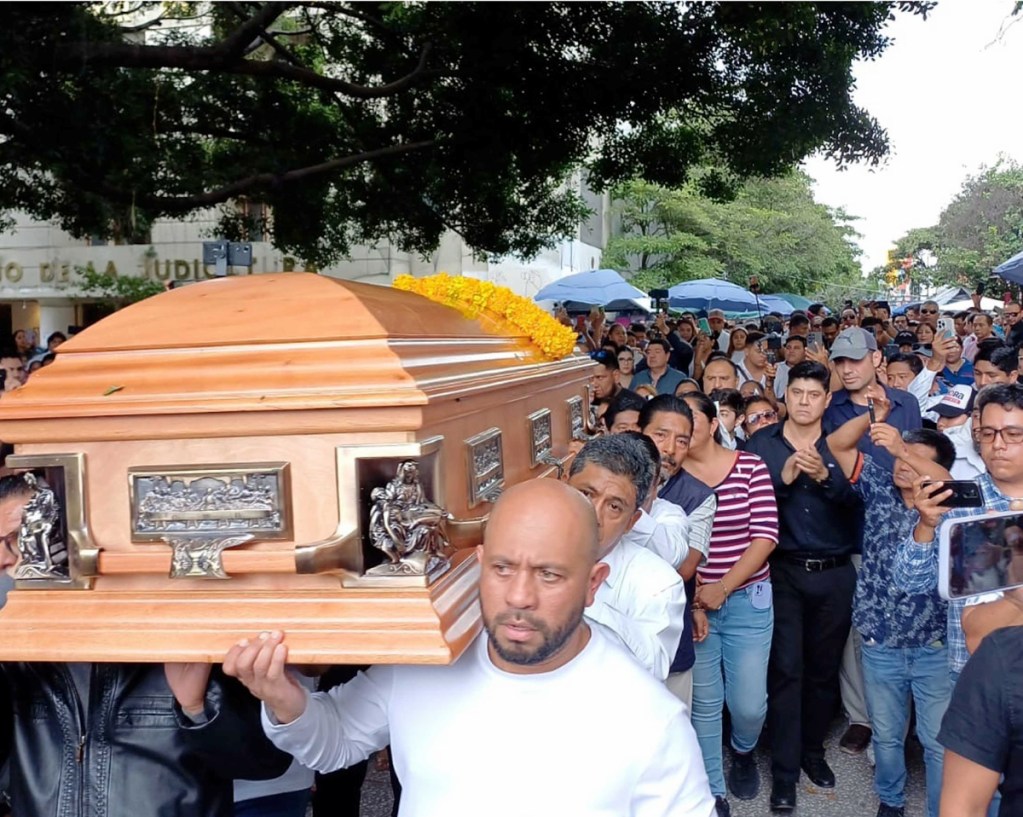 Cientos de habitantes acompañan el cortejo fúnebre del alcalde de Chilpancingo, Alejandro Arcos Catalán, decapitado anteayer domingo