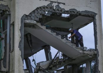 Israel bombardea una mezquita en Gaza con saldo de 19 muertos