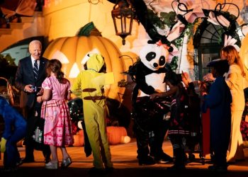 Jill y Joe Biden celebran su último Halloween en la Casa Blanca, “truco o trato” (FOTOS)