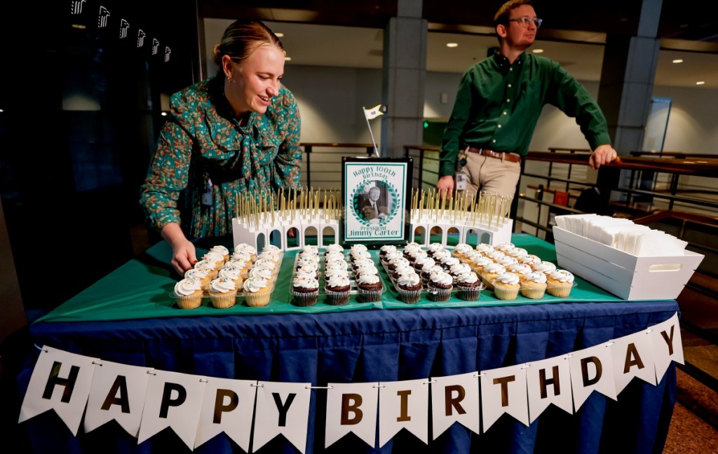 Emily Curl sirve pastelitos para los visitantes del Centro Carter, en Atlanta, con motivo de la celebración de los 100 años del expresidente estadounidense Jimmy Carter, quien se encuentra enfermo pero lúcido