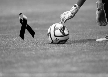Joven recibe balonazo en la cabeza y muere en pleno partido de fútbol; tenía 17 años