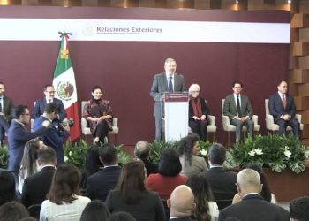 Juan Ramón de la Fuente ofrece fortalecer el servicio exterior mexicano