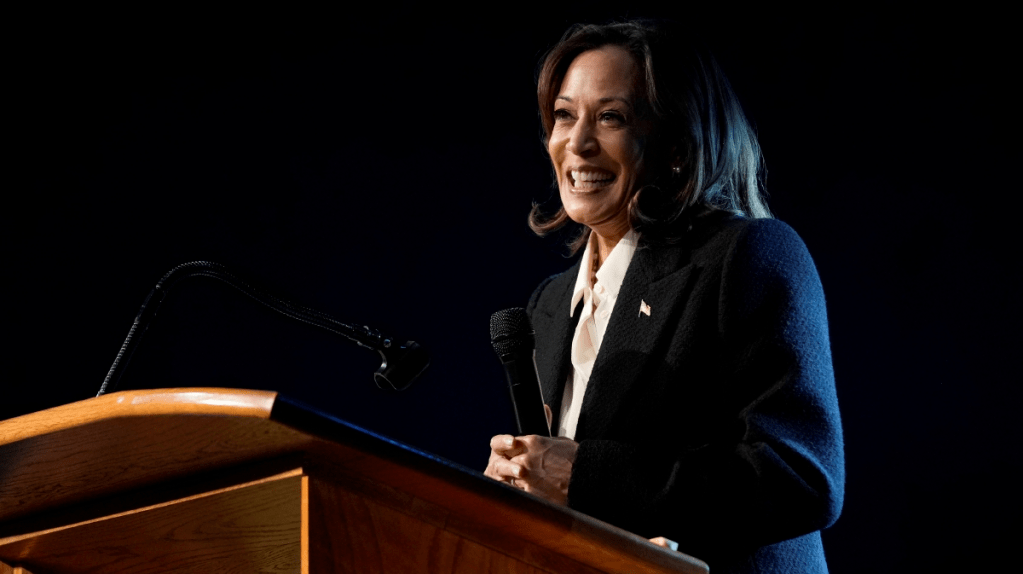 La candidata demócrata y vicepresidenta Kamala Harris sonríe durante una ceremonia religiosa, anteayer en Greenville, Carolina del Norte