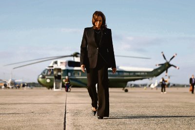 La candidata presidencial demócrata Kamala Harris camina desde el helicóptero Marine Two para abordar el Air Force Two