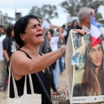 Arriba, una activista sostiene una pancarta durante una manifestación de apoyo al pueblo palestino en Skopje, República de Macedonia del Norte. Abajo, un palestino inspecciona los escombros de la destruida Mezquita de los Mártires de Al Aqsa, tras un ataque israelí en Gaza