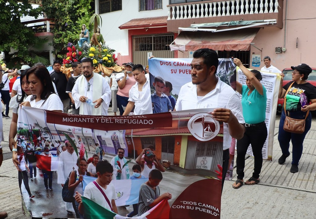 Aspecto de migrantes participando en reciente ceremonia religiosa en Tapachula, Chiapas, donde en días pasados militares mataron, al parecer por error, a 6 extranjeros (Foto de EFE)