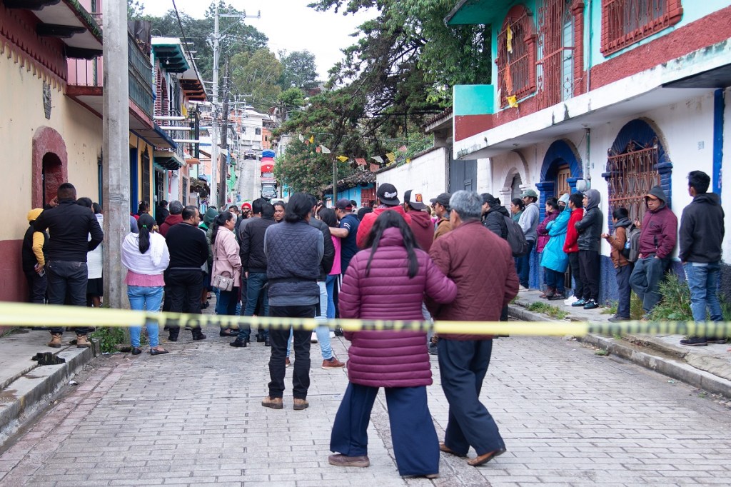 Personas se reúnen en la zona donde fue asesinado el sacerdote Marcelo Pérez Pérez, en San Cristóbal de las Casas en Chiapas (Foto de EFE)