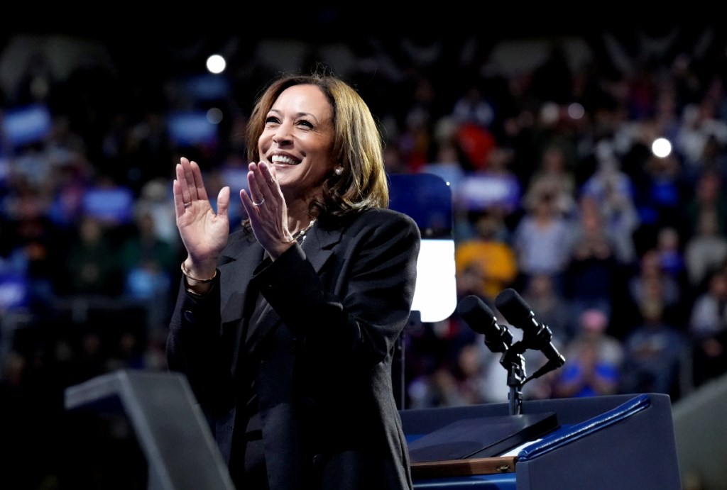 La candidata demócrata a la presidencia de Estados Unidos, la vicepresidenta Kamala Harris, aplaude en el escenario durante un mitin de campaña en el Erie Insurance Arena, en Erie, Pensilvania, anteayer lunes