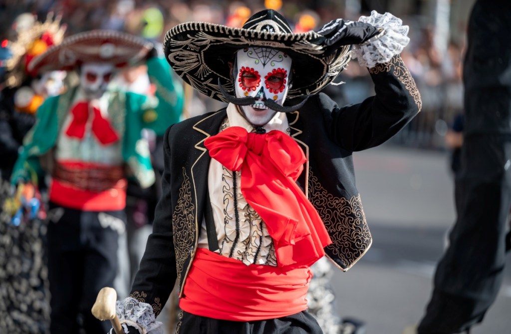 Asistentes a la cabalgata de la Hispanidad, que cuenta con más de 1,000 participantes de delegaciones de 22 países del continente americano y seis carrozas, ayer en Madrid. México es el país invitado a la edición del evento de este año, que empezó anteayer y terminará el sábado 12 próximo, y que encabezó la marcha junto con Madrid, de modo que música como la zarzuela se mezcló con la de los mariachis