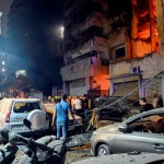 Una mujer palestina llora a sus familiares que murieron en un ataque aéreo israelí contra la escuela Rufaida, en Deir al-Balah, en el centro de la Franja de Gaza. A la izquierda, edificio destruido en un ataque israelí en Beirut