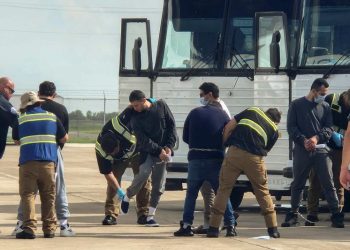 Líderes latinos repudian plan de deportación de Trump bajo la Ley de Enemigos Extranjeros