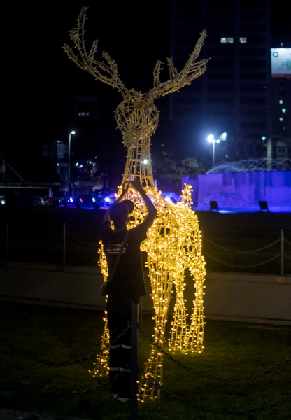 Un trabajador instala una decoración navideña, el lunes en Caracas, Venezuela, donde el Presidente adelantó la Navidad