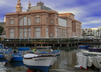 Llegan a Italia 12 migrantes que el gobierno de Meloni mantenía retenidos en Albania