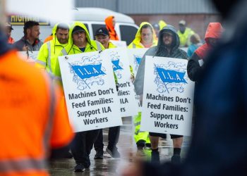 Los principales puertos de EE.UU., cerrados en el primer día de la huelga de estibadores