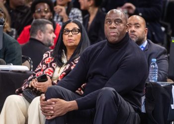 Magic Johnson llama a afroamericanos en EE.UU. a votar por Kamala Harris