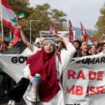 BARCELONA, 06/10/2024.- Asistentes a la manifestación para protestar por la ofensiva de Israel en Gaza, en la víspera del primer aniversario del ataque de Hamás en territorio israelí que desató el conflicto bélico en Oriente Próximo, este domingo en Barcelona. EFE/ Toni Albir