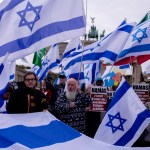 Asistentes a la manifestación en Barcelona,España, para protestar por la ofensiva de Israel en Gaza, en la víspera del primer aniversario del ataque de Hamás en territorio israelí, que desató el conflicto bélico en Oriente Próximo. A la izquierda, una manifestación, ayer domingo, en apoyo a Israel en Brasilia, Brasil