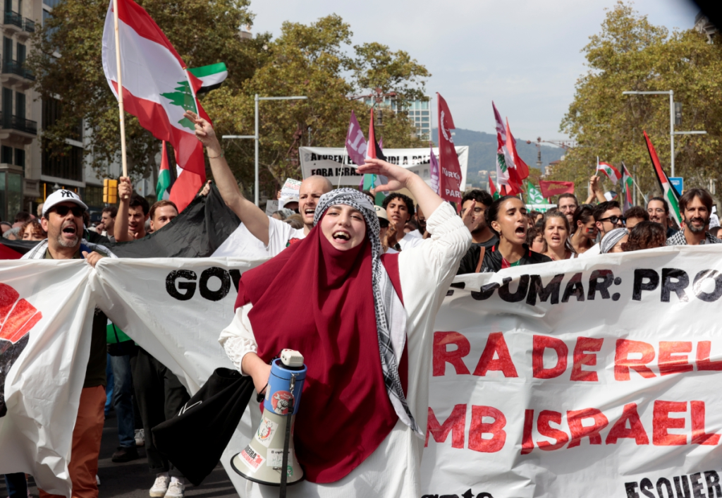 BARCELONA, 06/10/2024.- Asistentes a la manifestación para protestar por la ofensiva de Israel en Gaza, en la víspera del primer aniversario del ataque de Hamás en territorio israelí que desató el conflicto bélico en Oriente Próximo, este domingo en Barcelona. EFE/ Toni Albir