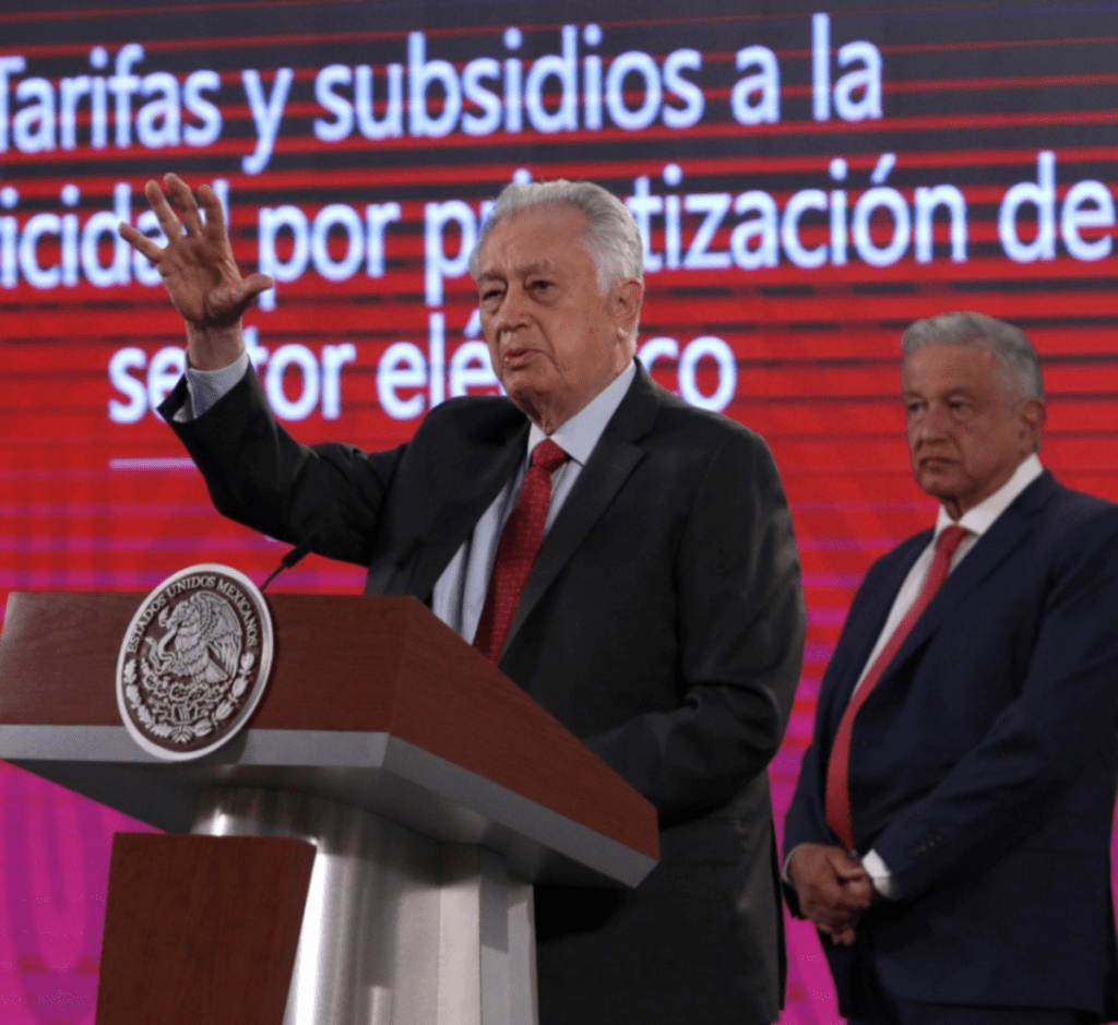 Manuel Bartlett Díaz, el 26 de marzo de 2021, cuando aún era director de la CFE, en una conferencia de prensa matutina de López Obrador