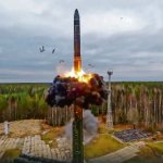 Lanzamiento de prueba de un misil balístico intercontinental Yars en Plesetsk, como parte de los ejercicios nucleares de Rusia. A la derecha, bombarderos estratégicos con capacidad nuclear Tu-95 sobrevuelan la plaza Pushkin en Moscú durante un ensayo de desfile militar