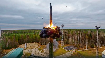 Lanzamiento de prueba de un misil balístico intercontinental Yars en Plesetsk, como parte de los ejercicios nucleares de Rusia. A la derecha, bombarderos estratégicos con capacidad nuclear Tu-95 sobrevuelan la plaza Pushkin en Moscú durante un ensayo de desfile militar