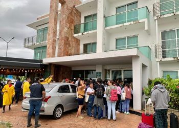 Mara Lezama atiende personalmente, en territorio, a estudiantes universitarios varados por contingencia que provocó “Nadine”