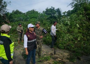 Mara Lezama sigue recorriendo calles y colonias de Chetumal, supervisando el correcto restablecimiento de servicios para el bienestar de las personas