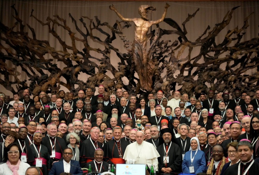 El papa Francisco, al fondo en el centro, posa con los participantes a la segunda sesión de la XVI Asamblea General del Sínodo de los Obispos reunidos en el aula Pablo VI, en el Vaticano, ayer. A la izquierda, participantes en el cierre del Sínodo