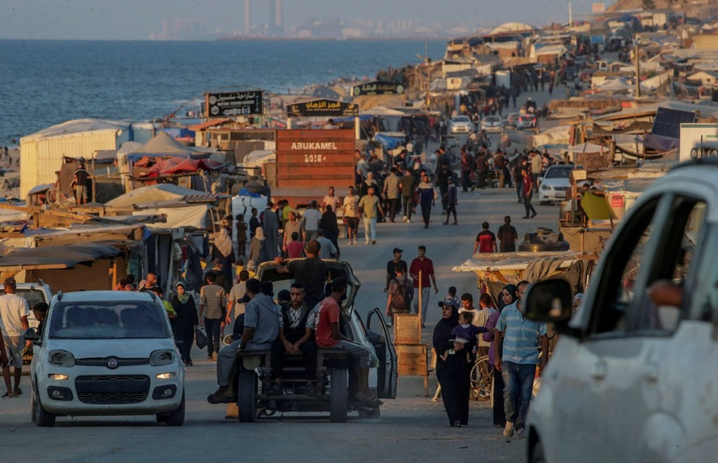 Tiendas de campaña instaladas por palestinos desplazados a lo largo de la playa en Deir Al Balah en Gaza