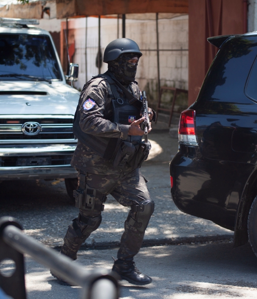 Un agente vigila la llegada del premier de Haití, Garry Conille, a un evento en Puerto Príncipe